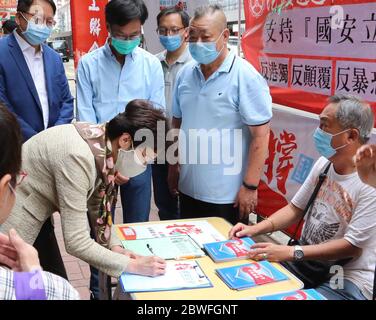 (200601) -- HONGKONG, 1. Juni 2020 (Xinhua) -- die Exekutive der Sonderverwaltungsregion Hongkong (HKSAR) Carrie Lam unterzeichnet eine Petition zur Unterstützung der nationalen Sicherheitsgesetzgebung für Hongkong, als sie einen Straßenstand in Hongkong, Südchina, besucht, am 28. Mai 2020. (Xinhua) Stockfoto