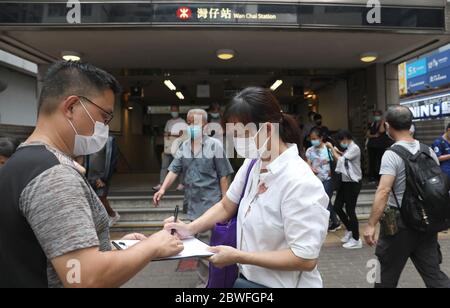 (200601) -- HONGKONG, 1. Juni 2020 (Xinhua) -- EIN Bewohner unterzeichnet eine Straßenkampagne zur Unterstützung der nationalen Sicherheitsgesetzgebung für die Sonderverwaltungsregion Hongkong (HKSAR) in Hongkong, Südchina, 23. Mai 2020. (Xinhua/Wu Xiaochu) Stockfoto