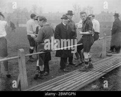 Klerikale Fußballspieler AVC in Aktion EIN einzigartiges Fußballspiel wurde auf dem Boden von Clapton Football Club in der Spotted Dog gespielt, Upton Park in der Londoner Borough of Newham zwischen dem West Ham Klerus, von Canon Guy Rogers (Militärkreuz) Und die Leyton Klerus, von Rural Dean Glass behauptamtnant. Das West Ham Team umfasste Reverend Benjamin Handley Geary (Victoria Cross). Februar 1922 Stockfoto