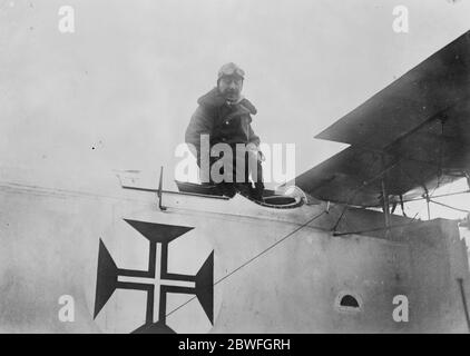 Portugiesischer Versuch, den Atlantik zu fliegen ein Versuch, den Atlantik von Lison nach Rio De Janeiro zu fliegen eine Entfernung von 5,000 Meilen wird von zwei Marinefliegern in einem portugiesischen Fairey Wasserflugzeug gemacht. Die Piloten sind Sacadura Cabral (im Bild) und Gago Coutinho 13 April 1922 Stockfoto