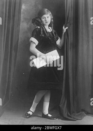 Girl Pianist Fame Miss Adelaide Newman das 14-jährige Mädchen, das im Juli in der Aeolian Hall, Bond Street London, den Musikwettbewerb "Pip, Squeak und Wilfred" gewonnen hat, soll als professionelle Pianistin im Coliseum auftreten. Über 5000 Kinder nahmen an dem Wettbewerb Teil und Miss Newman war gut genug, um zwei Jahre kostenlosen Unterricht an der Royal Academy of Music zu gewinnen 15. Februar 1923 Stockfoto