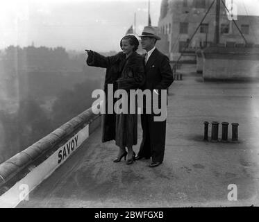 Im Savoy, London . Miss Barbara Kent , der Filmstar und ihr Mann, Herr Harry Edgington , der die Geschäfte der Hollywood-Prominenten am 12. Oktober 1934 leitet Stockfoto