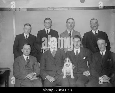 Die British Pacific Science Expedition Mitglieder der Expedition, die Papua (Britisch-Neuguinea) erkunden soll R A Prescott FRGS ( Mammels ) Zweiter von rechts nur Mitglied der Expedition aus dieser Reihe Front Row von links nach rechts N McNeill FRGS , MSP (Leitung der gesamten Expedition) HM Frewen (Entomologie), A E Kirche FRGS (Ornithologie), L B Conolly FRGS (verantwortlich für Vormarsch Partei) 7. November 1922 Stockfoto