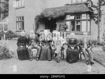 Dreifache goldene Hochzeit drei Brüder, Eingeborene von Wargrave, Berks, die ihre goldenen Hochzeiten gefeiert haben. Die sind mit ihren Ehefrauen Mr Joseph Street ( im Alter von 80 ) mit seiner Frau Emma Mr Thomas Street ( im Alter von 78 ) mit seiner Frau Marie Mr James Street ( im Alter von 75 ) mit seiner Frau Sarah 29 August 1922 gesehen Stockfoto