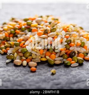 Haufen von bunten Bohnen oder Linsen und Vollkornsamen. Stockfoto