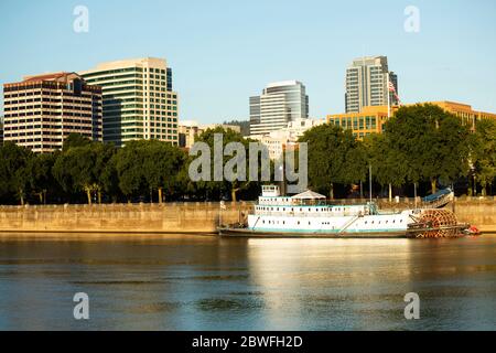 Steamboat auf dem Fluss in Portland, Oregon, USA Stockfoto