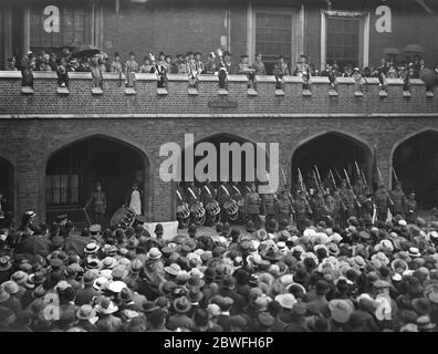 Friedensproklamation die am Dienstag vom König unterzeichnete "Friedensproklamation" wurde am Mittwoch an fünf Punkten in London öffentlich vorgelesen. Die Lesung wurde mit all seinen malerischen und interessanten Zeremonie von Offizieren des College of Arms in ihren wunderschönen Tabards durchgeführt. Sie wurden von imposanten Prozessionen begleitet. Die Szene im St James Palace London 1919 Stockfoto