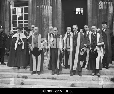 Cambridge University ehrt Premier Ehrendoktortitel für Herrn Baldwin und andere Prominente von links nach rechts der Vizekanzler , Herr M. C. Norman , Lord Plumer , Prof. H. A Lorentz , Herr Stanley Baldwin , Dr. W. H Welch , Viscount Gray , Prof. N Bohr , Und Sir Aston Webb in ihren Roben 12. Juni 1923 Stockfoto