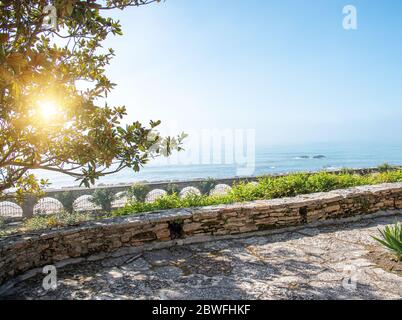 Steindamm mit ston gepflastert. Stockfoto