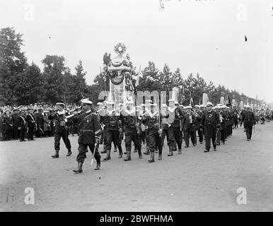 Heute großer Sieg märz Französisch Naval Vertreter spielen ihre Bügeln , wie sie durch die Mall in London laufen vom Buckingham Palace an seinem westlichen Ende zu Admiralty Arch . 19 Juli 1919 Stockfoto