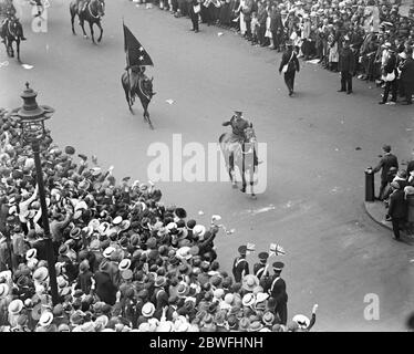 Heute großer Sieg märz . Die Menge in Whitehall, London, jubelnden amerikanischen General Pershing, wird gesehen, gefolgt von seinem Standard-Träger. 19 Juli 1919 Stockfoto