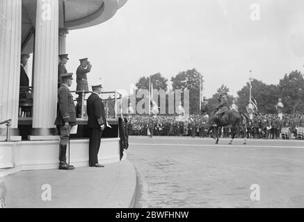 Der Große Siegeszug . US-General Pershing salutieren den König . 19 Juli 1919 Stockfoto