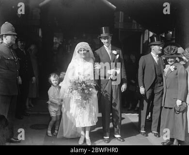 Eine bemerkenswerte jüdische Hochzeit die Ehe von Herrn G N holt und Vera, nur Tochter von Sir Edward und Lady Samuel, und Enkelin des verstorbenen Sir Saul Samuel, Bart, fand in der Synagoge Berkeley Street am Donnerstag 1925 Stockfoto