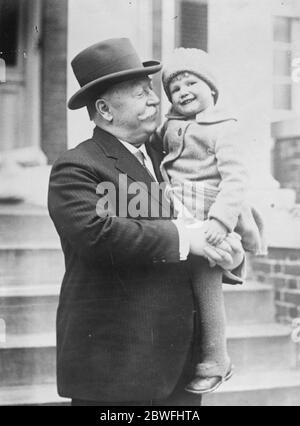 Ein angesehener Großvater . Herr W. Howard Taft, Chief Justice des Obersten Gerichtshofs der Vereinigten Staaten und der einzige lebende Ex - Präsident der Vereinigten Staaten, posiert für sein erstes Foto mit seiner kleinen Enkelin. Januar 1925 Stockfoto