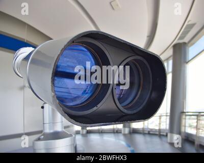 Große Ferngläser können für die Ansicht von hohen Gebäuden verwendet werden. Stockfoto