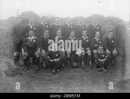 Rugby International in Twickenham . England gegen Wales . Das walisische Team : Back Row , von links nach rechts : T Parker , S Morris , G Michael , EIN Bäcker , Gethin Thomas , D G Davies , Capt A S Burge . Mittlere Reihe, von links nach rechts: T Roberts, J Rees, R A Cornish, Clem Lewis (Capt), T Johnson, A Jenkins, R Harding. Vordere Reihe, von links nach rechts: J Thompson, W J Delahay. 20. Januar 1923 Stockfoto