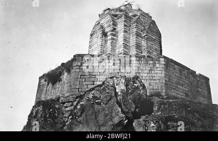 Kaschmir, Indien der alte Hindu-Tempel, der den Takht - i - Suliman-Hügel oder Thron von Solomon, den Berg, der nach unten nach der Stadt von Srinagar schaut, krönt. Dezember 1924 Stockfoto