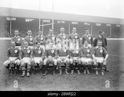 Internationales Rugby in Leicester . England besiegt Irland um 23 Punkte auf 5 . Das irische Team , von links nach rechts , hintere Reihe : R McClenaghan , J B Gardiner , W H Hall , J Mahoney , D Cunningham , R D Grey , F Jackson und H Thrift . Von links nach rechts, vordere Reihe: R Collopy, T McClelland, G V Stevenson, J K S Thompson (Capt), C Halloran, D J Cussen, W E Crawford, M J Bradelly. 10 Februar 1923 Stockfoto