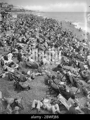 Urlauber auf Brighton Strand. August 1936 Stockfoto