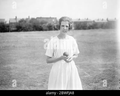 Wonderful Frau Bowler Miss Muriel Maxted , Kapitän der Beaver Wednesday Cricket Club , die wunderbare Overbarm Bowler 8 August 1923 Stockfoto