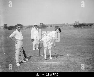 Wonderful Frau Bowler Miss Muriel Maxted , Kapitän der Beaver Wednesday Cricket Club , die wunderbare Overbarm Bowler 8 August 1923 Stockfoto