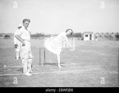 Wonderful Frau Bowler Miss Muriel Maxted , Kapitän der Beaver Wednesday Cricket Club , die wunderbare Overbarm Bowler 8 August 1923 Stockfoto