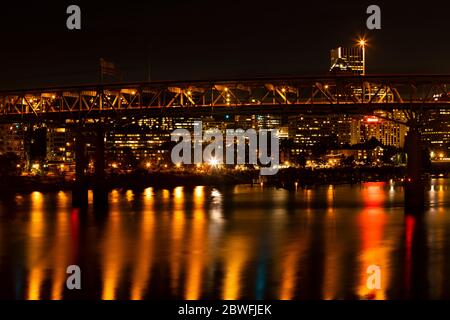 Marquam Bridge Over Willamette River at Night, Portland, Oregon, USA Stockfoto