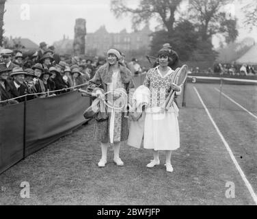 Miss McKane besiegt die amerikanische Meisterin Miss McKane schlug Mrs Mallory bei der Middlesex Lawn Tennis Championship in Chiswick London Mrs Mallory und Miss McKane nach dem Spiel 2. Juni 1923 Stockfoto