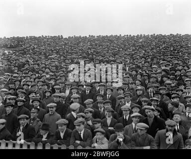 Gespielt Halbfinale Unentschieden . Wolverhampton Wanderers gegen Cardiff City in Manchester. Teil einer riesigen Menschenmenge . 23 März 1921 Stockfoto