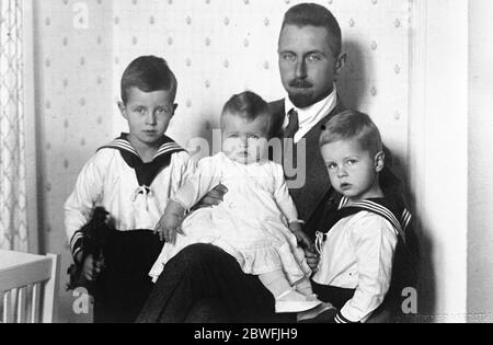 Nur populärer Hohenzollern Prinz Oskar von Preußen, der als "Deutschlands Bürgerfürst" bekannt ist, mit seinen drei Kindern die Grafen und Gräfin von Ruppin durch seine morganatische Frau, die Gräfin von Bassewitz 16 Frbruary 1924 Stockfoto