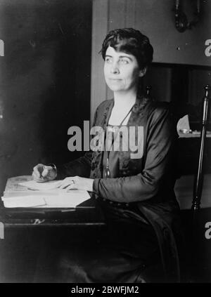 Der Neue Amerikanische Präsident . Nach dem Tod von Herrn Harding wird Herr Calvin Coolidge, der Vizepräsident, automatisch Präsident. Frau Calvin Coolidge . August 1923 Stockfoto