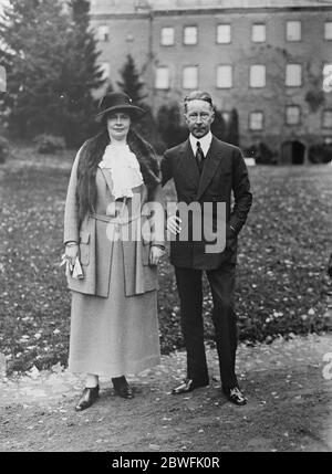 Little Willie zu Hause der deutsche Ex-Kronprinz und seine Frau, die Ex-Kronprinzessin, auf dem Schlossgelände von Oels, Schlesien 19. November 1923 Stockfoto