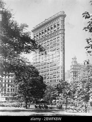 New York . Das Flatiron Gebäude aus Madison Square Park . 1924 Stockfoto