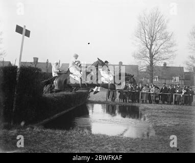 Grand Military Meeting in Sandown unter dem Wassersprung in der Talley , Ho Hunters , ' Chase ' gewann von Crimeon Rambler VI 18 März 1922 Stockfoto