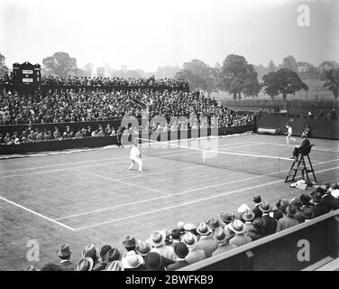 Rasentennismeisterschaften in Wimbeldon die Menge beobachten Vincent Richards im Spiel gegen S M Jacob 27 Juni 1923 Stockfoto