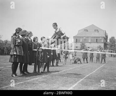 Die 16-jährige Miss Dulcie M Myhill, die im Wembley Grammer Schulsport antritt, gewann neun Veranstaltungen, sicherte sich die Meisterschaftsmedaille und zog im Siegerschlepper des Kriegsteams 12. Juli 1924 Stockfoto