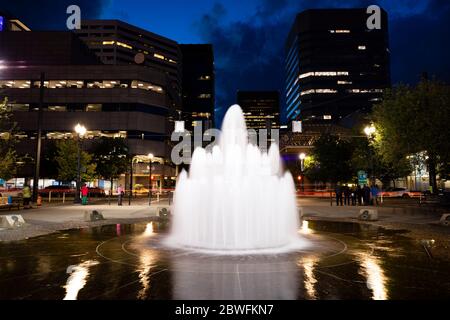 Lachs Street Fountain at Night, Portland, Oregon, USA Stockfoto