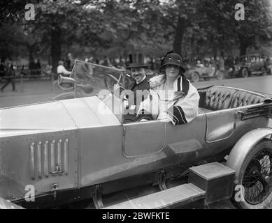 Gesellschaft im Park . Frau Tankerville Chamberlain im Hyde Park . 24 Juni 1923 Stockfoto