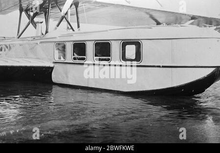 Neue Wasserflugzeuge ein regelmäßiger Wasserflugdienst ist zwischen Rom, Genua und Barcelona zu unterhalten. Das verwendete Hydroplane ist eine Dornier Wall die sechsköpfige Kabine des Dornier Wall Hydroplane 21 May 1925 Stockfoto