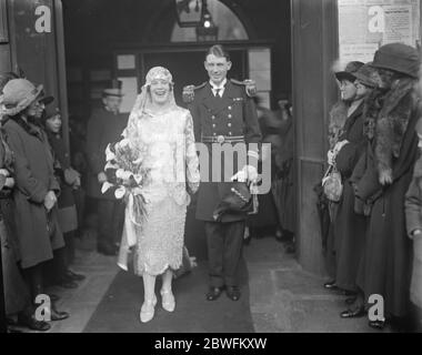 Ein Marinemanög . Die Ehe fand in St. Paul 's, Knightsbridge, von LT R H Combe, RN, und Miss G Hay. Braut und Bräutigam . 28. Oktober 1924 Stockfoto