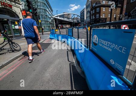 London, Großbritannien. Juni 2020. Transport für London Organisieren Sie breitere Gehwege rund um die Londnon Bridge, dem Steetspace, um den Menschen zu helfen, ihre 2 m Entfernung zu halten. Die Lockerung der "Lockdown" für den Ausbruch des Coronavirus (Covid 19) in London geht weiter. Kredit: Guy Bell/Alamy Live News Stockfoto