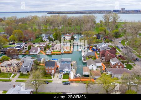 Detroit, Michigan - die Stadt hat orange Hochwasserschutzbarrieren um die Kanäle auf der Ostseite der Stadt installiert, um Häuser vor Überschwemmungen zu schützen expe Stockfoto