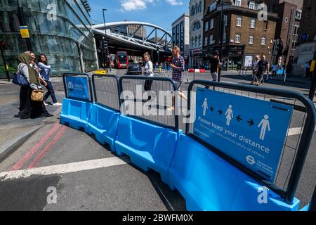 London, Großbritannien. Juni 2020. Transport für London Organisieren Sie breitere Gehwege rund um die Londnon Bridge, dem Steetspace, um den Menschen zu helfen, ihre 2 m Entfernung zu halten. Die Lockerung der "Lockdown" für den Ausbruch des Coronavirus (Covid 19) in London geht weiter. Kredit: Guy Bell/Alamy Live News Stockfoto