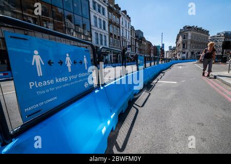 London, Großbritannien. Juni 2020. Transport für London Organisieren Sie breitere Gehwege rund um die Londnon Bridge, dem Steetspace, um den Menschen zu helfen, ihre 2 m Entfernung zu halten. Die Lockerung der "Lockdown" für den Ausbruch des Coronavirus (Covid 19) in London geht weiter. Kredit: Guy Bell/Alamy Live News Stockfoto