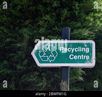 Recycling-Schild für Abfälle, das auf das Recycling-Zentrum zeigt Stockfoto