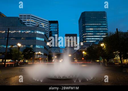 Lachs St. Fountain at Night, Portland, Oregon, USA Stockfoto