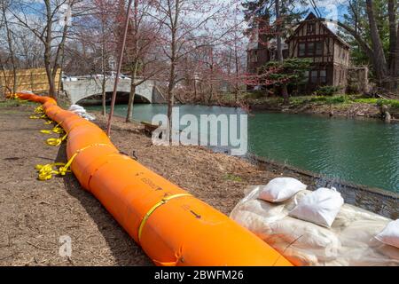 Detroit, Michigan - die Stadt hat orange Hochwasserschutzbarrieren um die Kanäle auf der Ostseite der Stadt installiert, um Häuser vor Überschwemmungen zu schützen expe Stockfoto