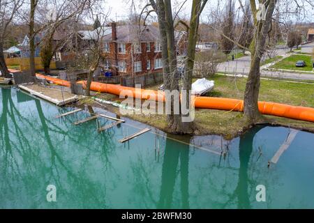 Detroit, Michigan - die Stadt hat orange Hochwasserschutzbarrieren um die Kanäle auf der Ostseite der Stadt installiert, um Häuser vor Überschwemmungen zu schützen expe Stockfoto