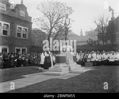 Dover Patrouille Denkmal enthüllt . Ein permanentes Denkmal für die Männer der Dover Patrol, die im Krieg starb, wurde in Dover vom Erzbischof von Canterbury eingeweiht und von Vizeadmiral Sir Roger Keyes enthüllt. Der Erzbischof von Canterbury weiht das Denkmal. November 1924 Stockfoto