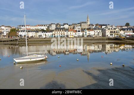 Hafen von Pornic mit großen Reflexionen auf dem Meer bei Ebbe. Pornic ist eine Gemeinde im Departement Loire-Atlantique in Frankreich Stockfoto